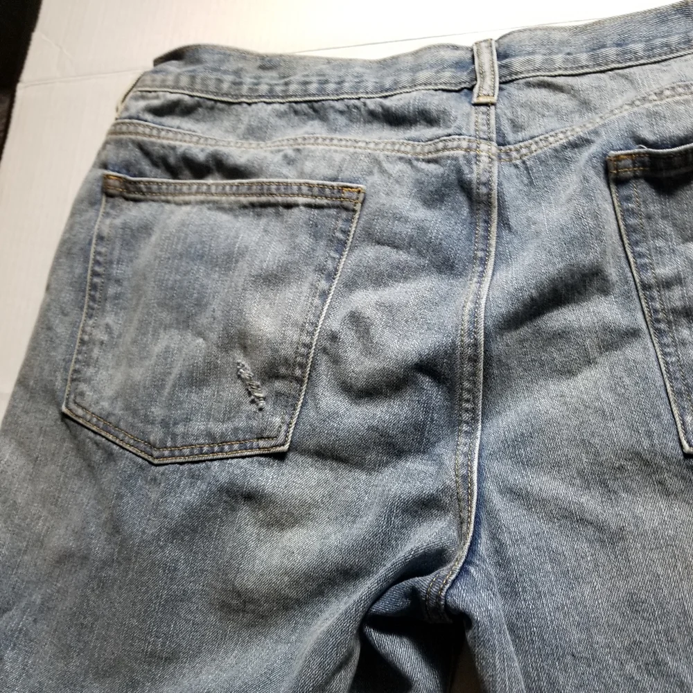 URBAN MEN'S DISTRESSED JEAN SHORTS SIZE 40